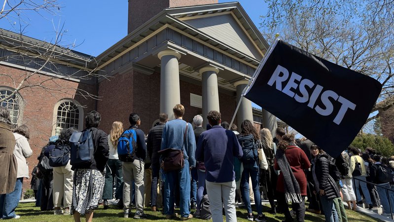 Studierendenproteste vor Harvard im April 2025 | Bild: picture alliance / ASSOCIATED PRESS | Uncredited Studierendenproteste vor Harvard im April 2025
