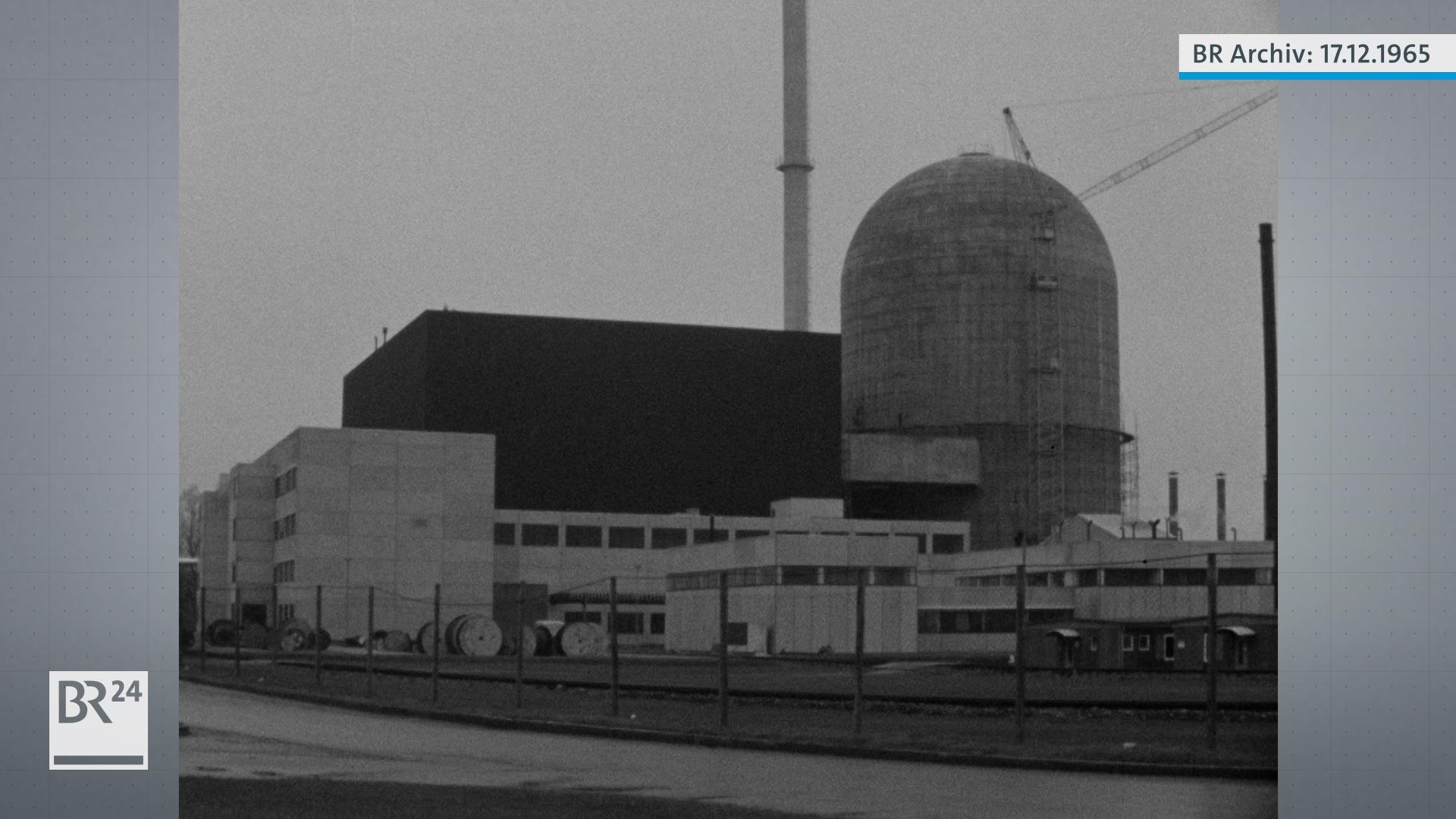 AKW Gundremmingen noch im Bau mit Kran im Hintergrund