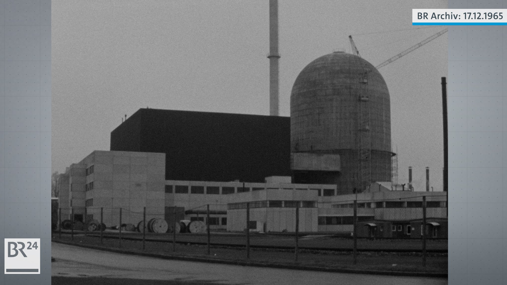 AKW Gundremmingen noch im Bau mit Kran im Hintergrund