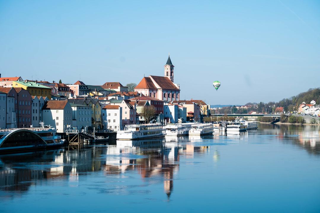 Mehrere Kreuzfahrtschiffe liegen bei Passau an der Donau (Symbolbild). 