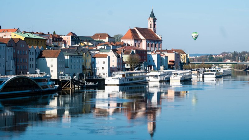 Mehrere Kreuzfahrtschiffe liegen bei Passau an der Donau (Symbolbild). | Bild: stock.adobe.com/oxie99 Mehrere Kreuzfahrtschiffe liegen bei Passau an der Donau (Symbolbild).