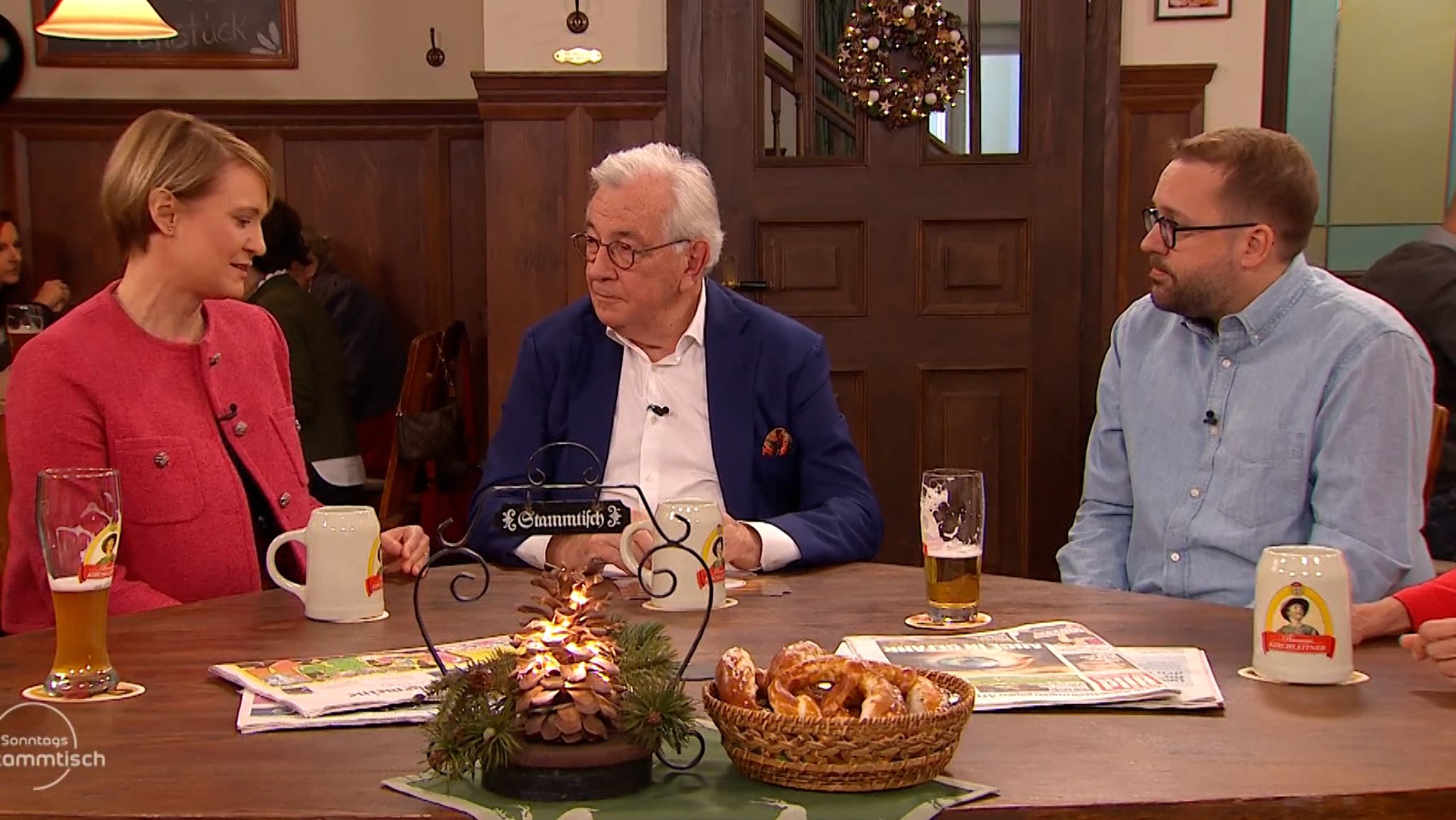 Politikwissenschaftlerin Jana Puglierin, Moderator Hans Werner Kilz und BILD-Journalist Paul Ronzheimer (v.l.) | Bild: BR Politikwissenschaftlerin Jana Puglierin, Moderator Hans Werner Kilz und BILD-Journalist Paul Ronzheimer (v.l.)