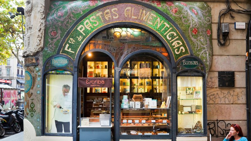 Modernist style facade of a 200 year old shop (Antigua Casa Figueras, 1820) that initially manufactured pasta and is now a pastry store (Pasteleria Escriba, 1986). The exterior was designed by Antoni Ros i Guell in 1902 and combines mosaic, wrought iron, stucco and stained glass windows. Rambla St, Barcelona, Spain (Barcelona, Spain)
Aufnahmedatum
12.09.2015