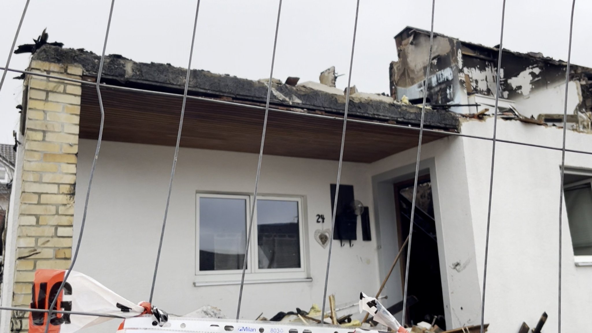 Das zerstörte Wohnhaus mit fehlendem Dach