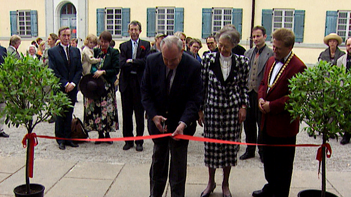 Bauunternehmer und Stifter Hans Dobler schneidet das Rote Band bei der Eröffnung des Kunsthauses am 17. Mai 1996 durch.