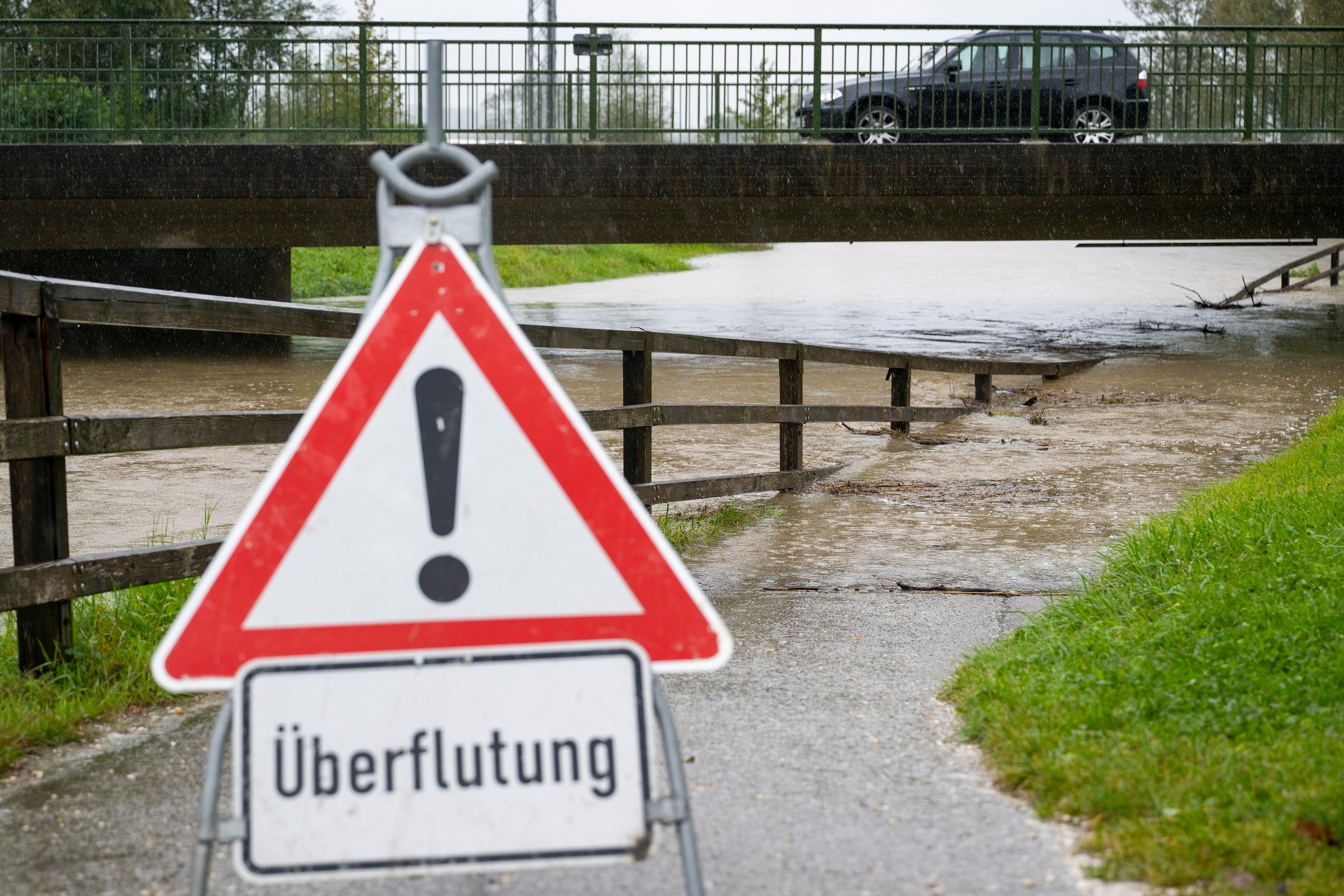 Ein Schild mit der Aufschrift „Überflutung“