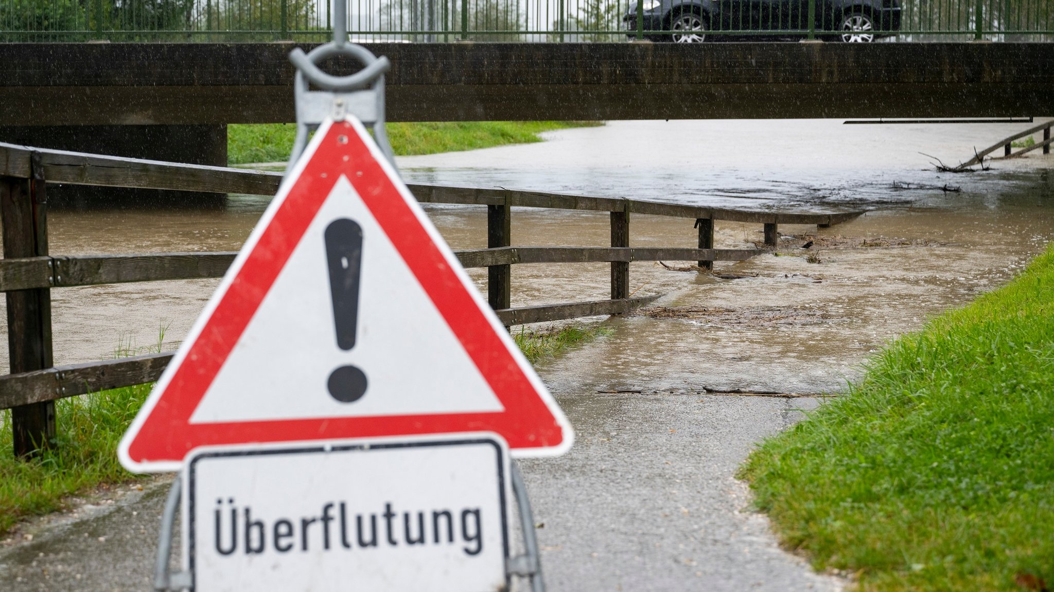 Ein Schild mit der Aufschrift „Überflutung“