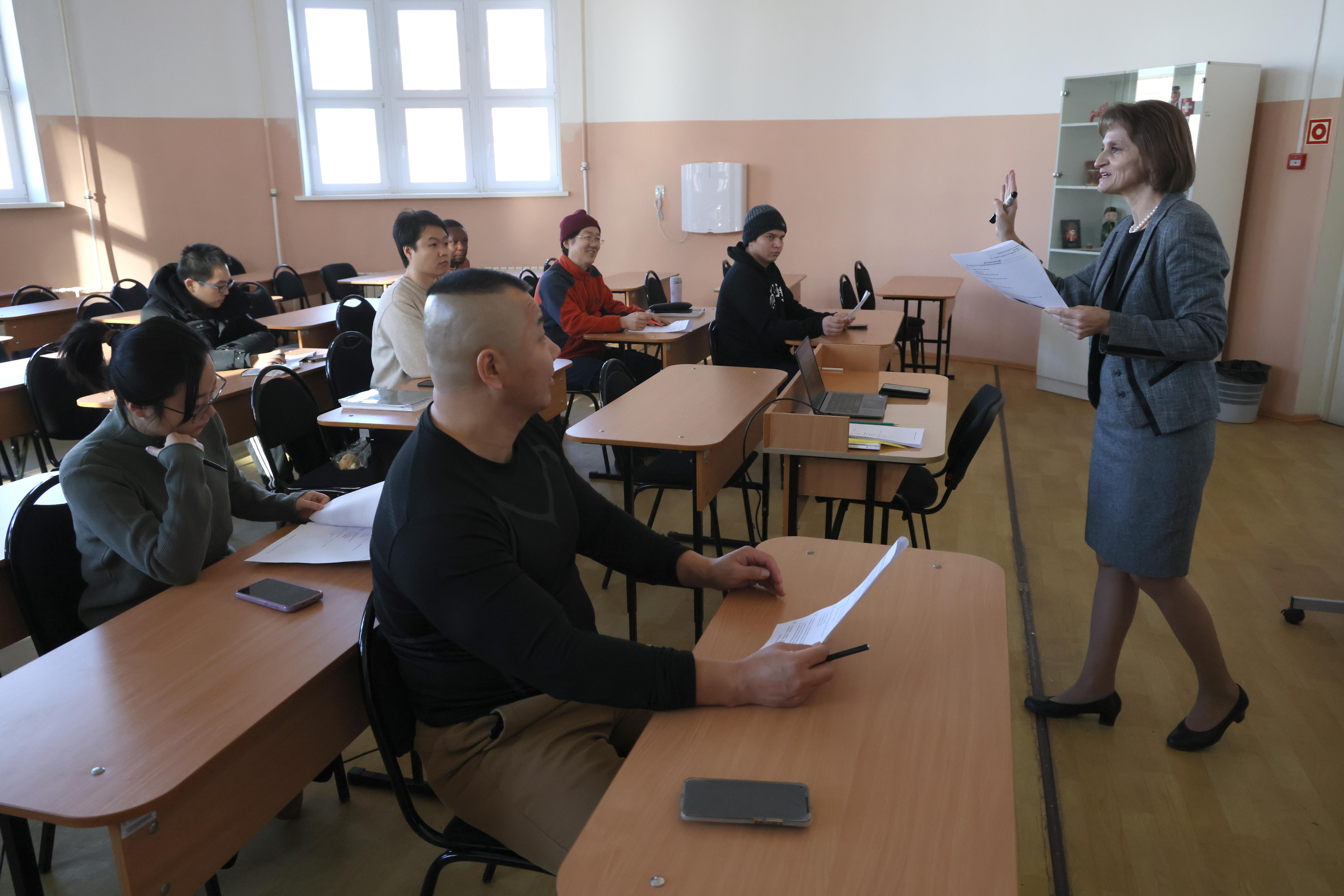 Lehrerin steht vor einer Klasse