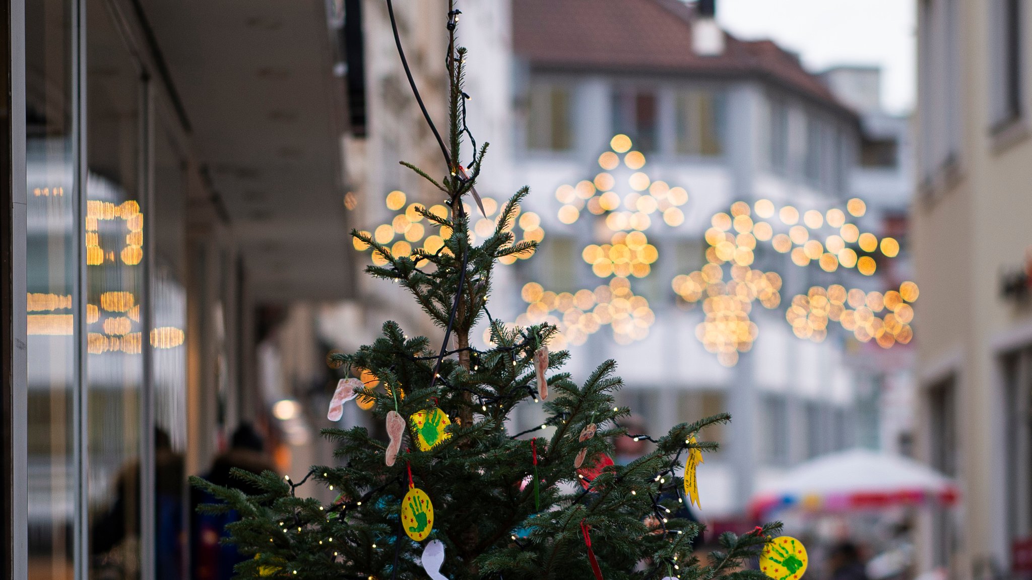 Weihnachtsbeleuchtung in der Stadt (Symbolbild)