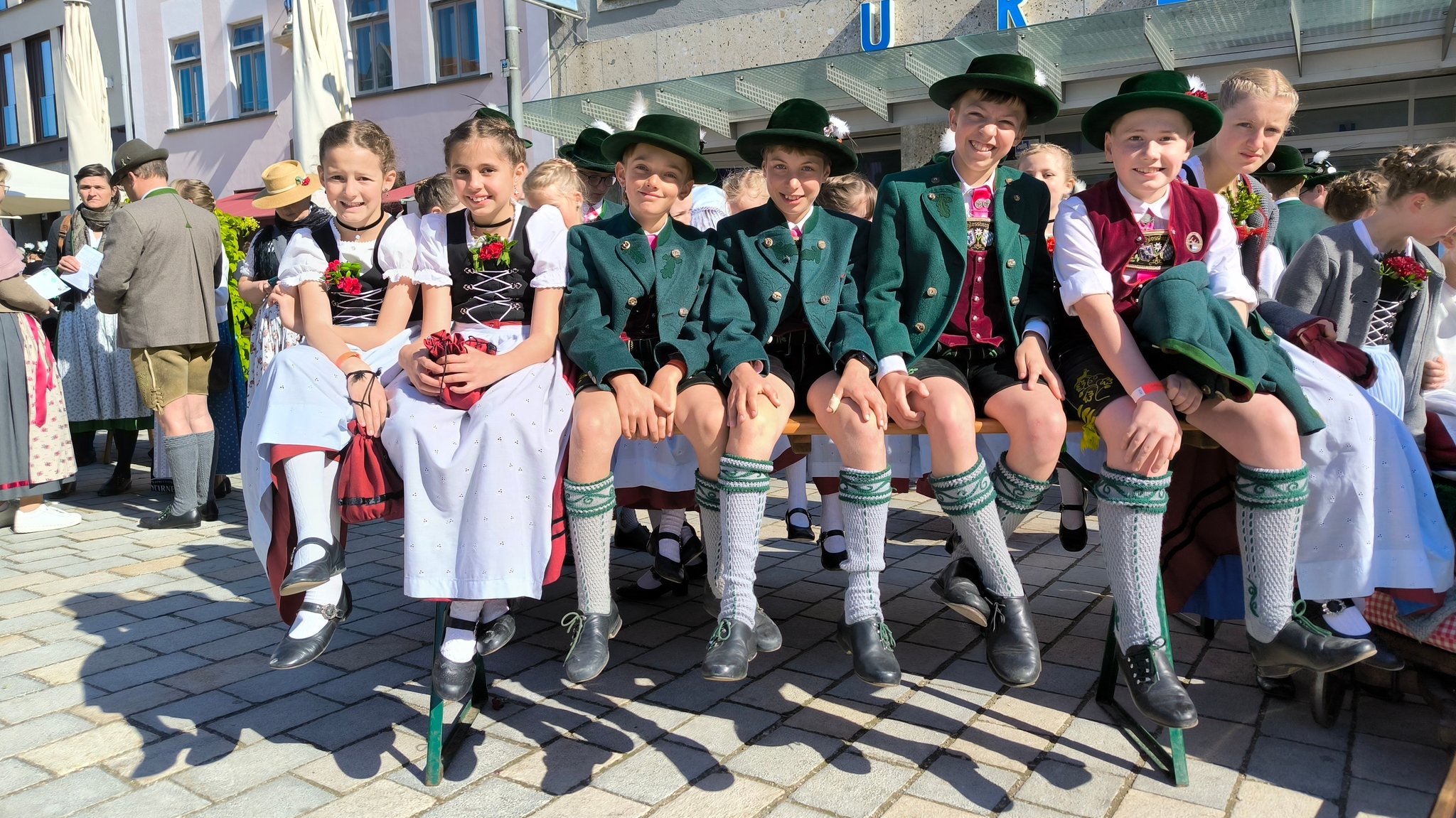 Eine Gruppe von Kindern in bayerischer Tracht. | Bild: Hermann Scholz/BR Eine Gruppe von Kindern in bayerischer Tracht.