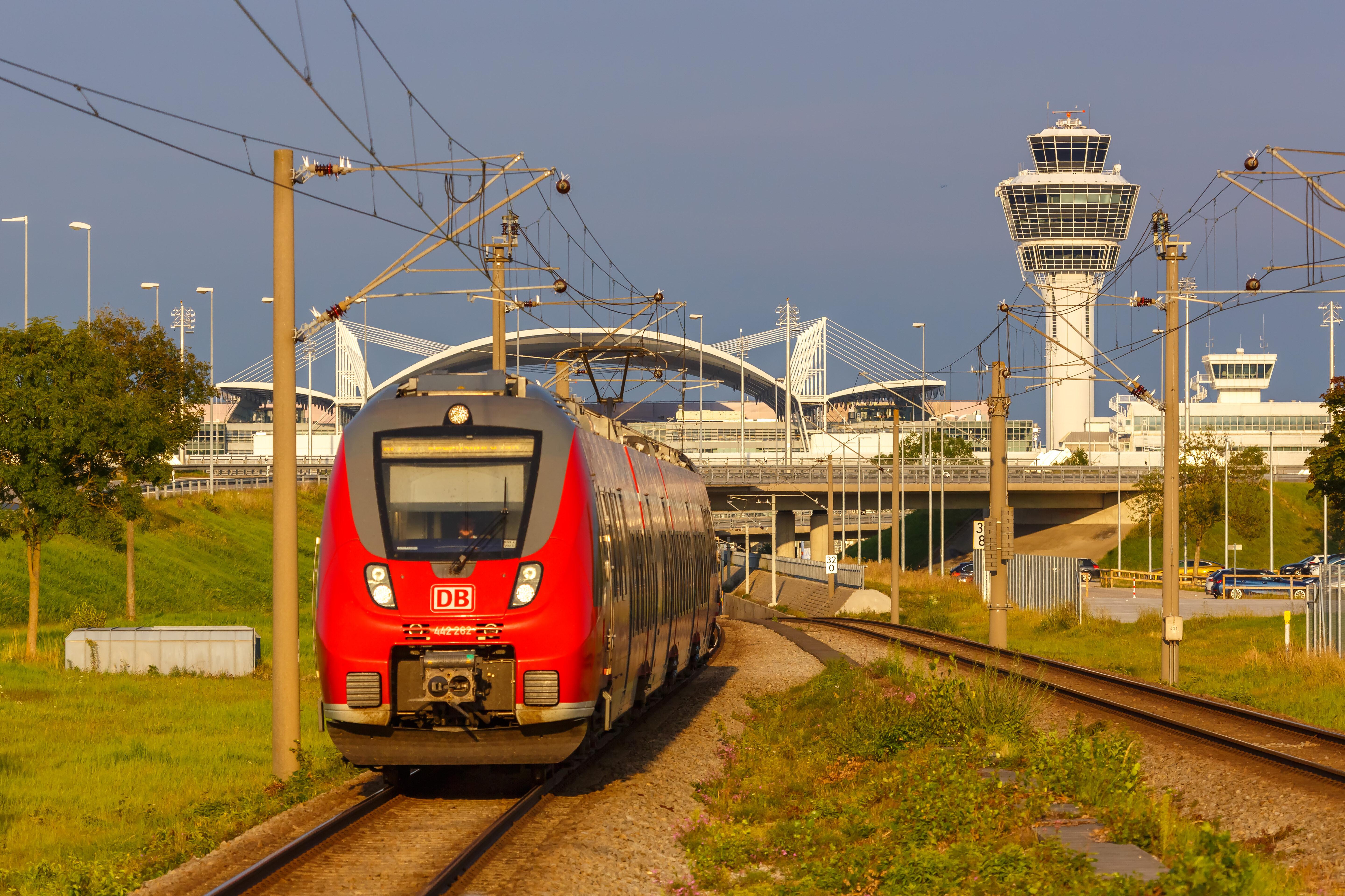 Wer mit der Deutschen Bahn zum Flughafen fährt, um von dort dann in den Urlaub zu fliegen, sollte genügend Zeit für seine Anreise einplanen. | Bild:picture alliance / Markus Mainka | Markus Mainka