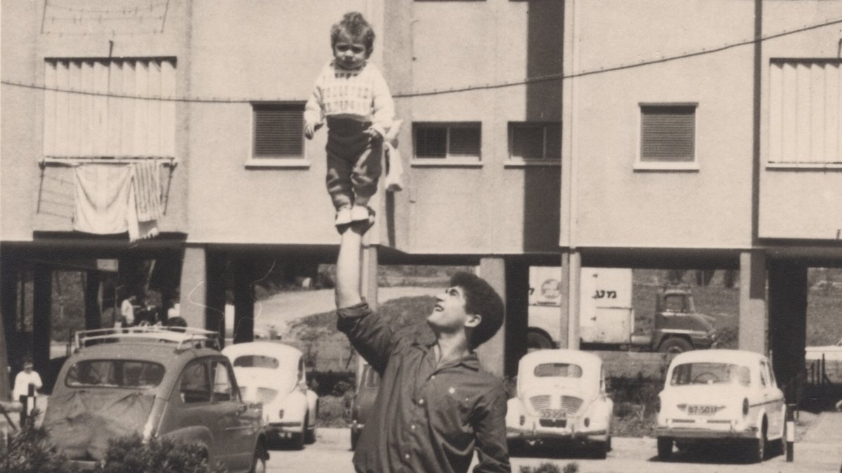 Yossef Romano mit seiner Tochter Oshrat in Herzliya 1968.
