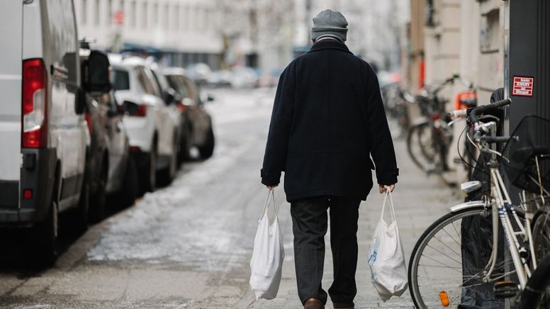 Ein Mann trägt Einkaufstaschen  | Bild:BR/Johanna Schlüter