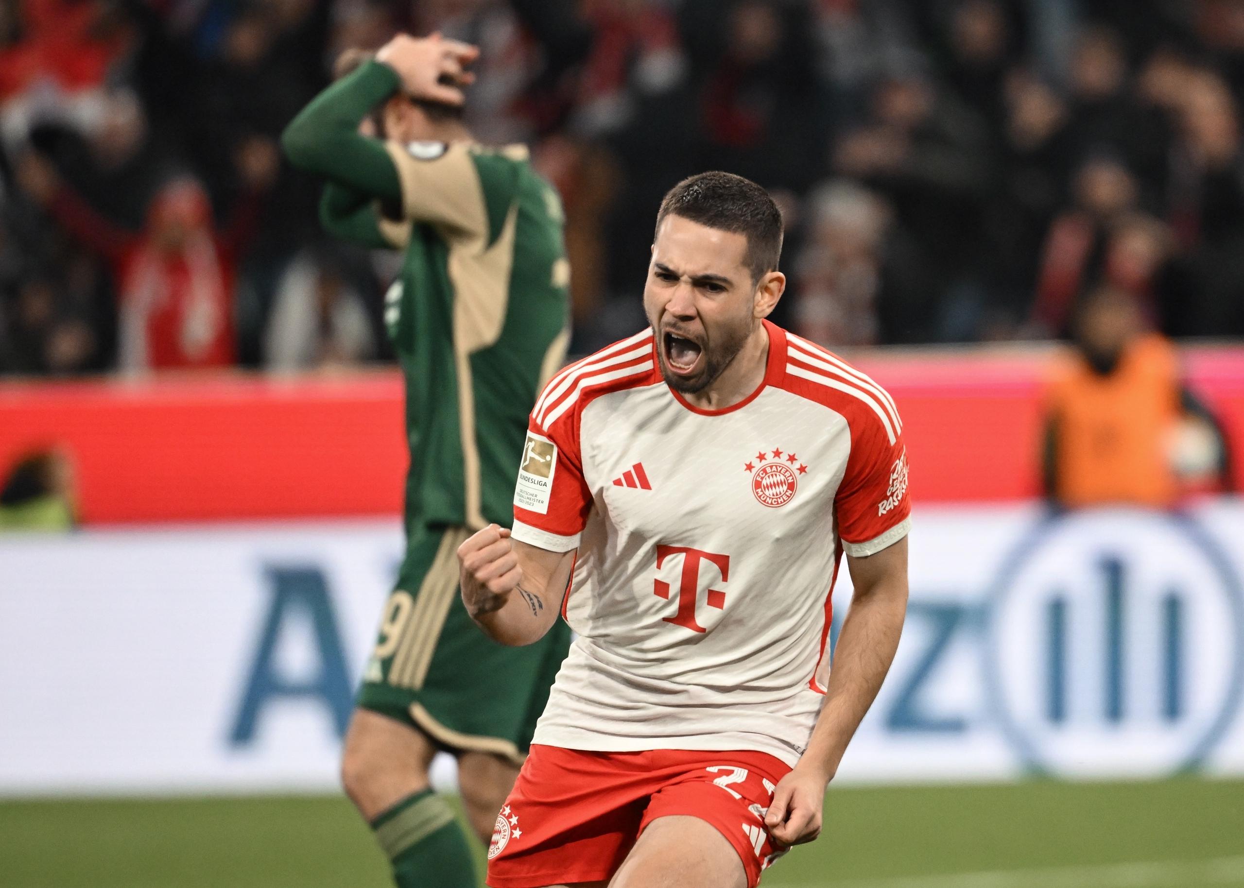 Raphael Guerreiro jubelt über sein Tor