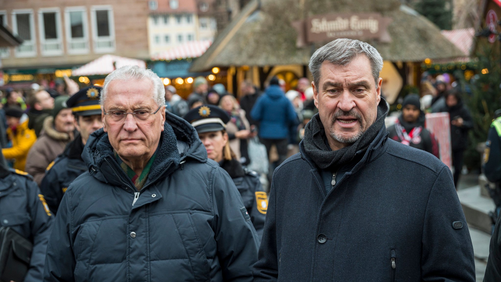 Markus Söder (r), Bayerns Ministerpräsident, und Joachim Herrmann,  Bayerns Innenminister (beide CSU), besuchen den Nürnberger Christkindlesmarkt und Gedenken den Opfern und Angehörigen der Attacke auf den Magdeburger Weihnachtsmarkt