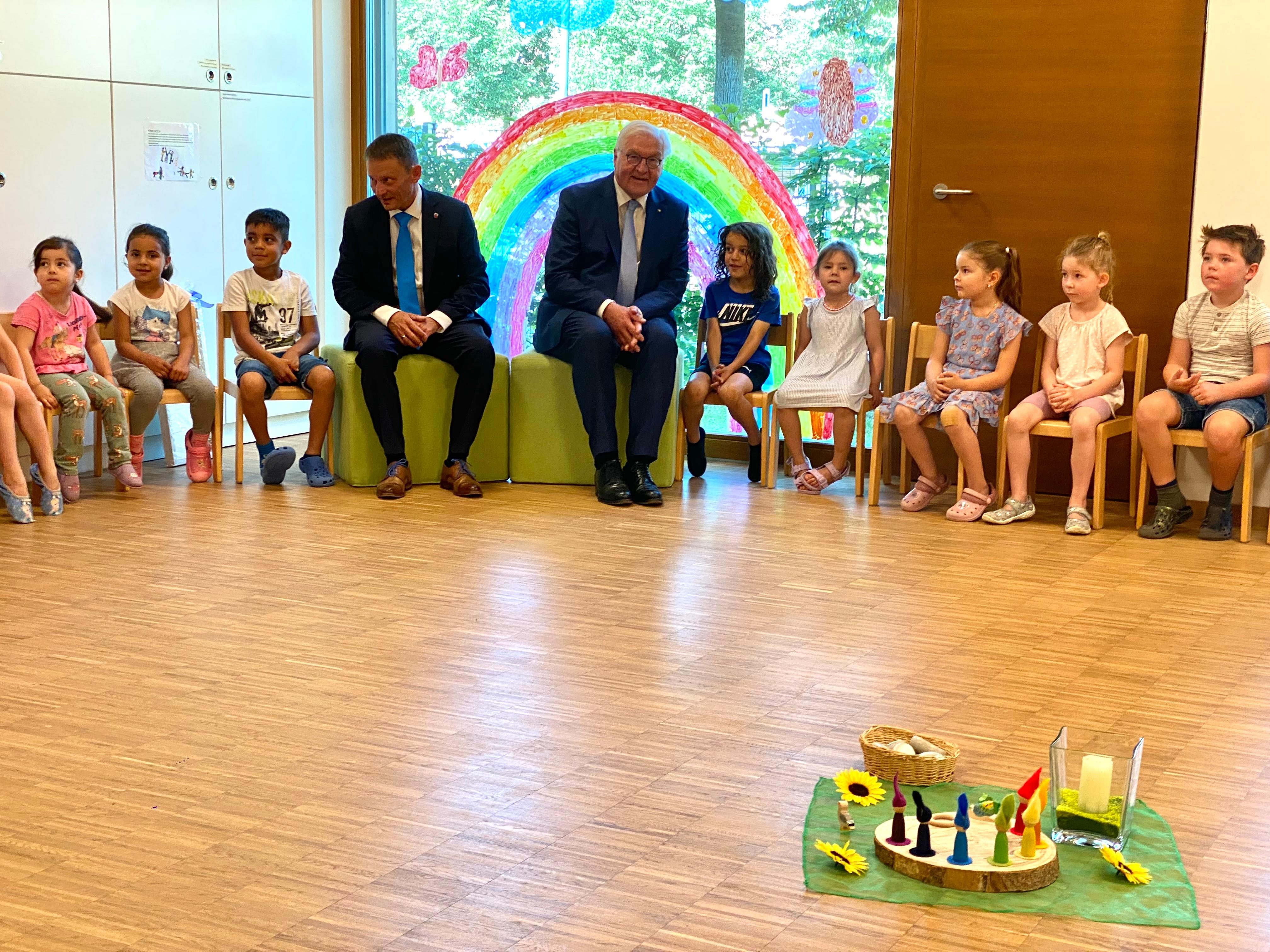 Bundespräsident Frank-Walter Steinmeier mit Weidener Kindergartenkindern.