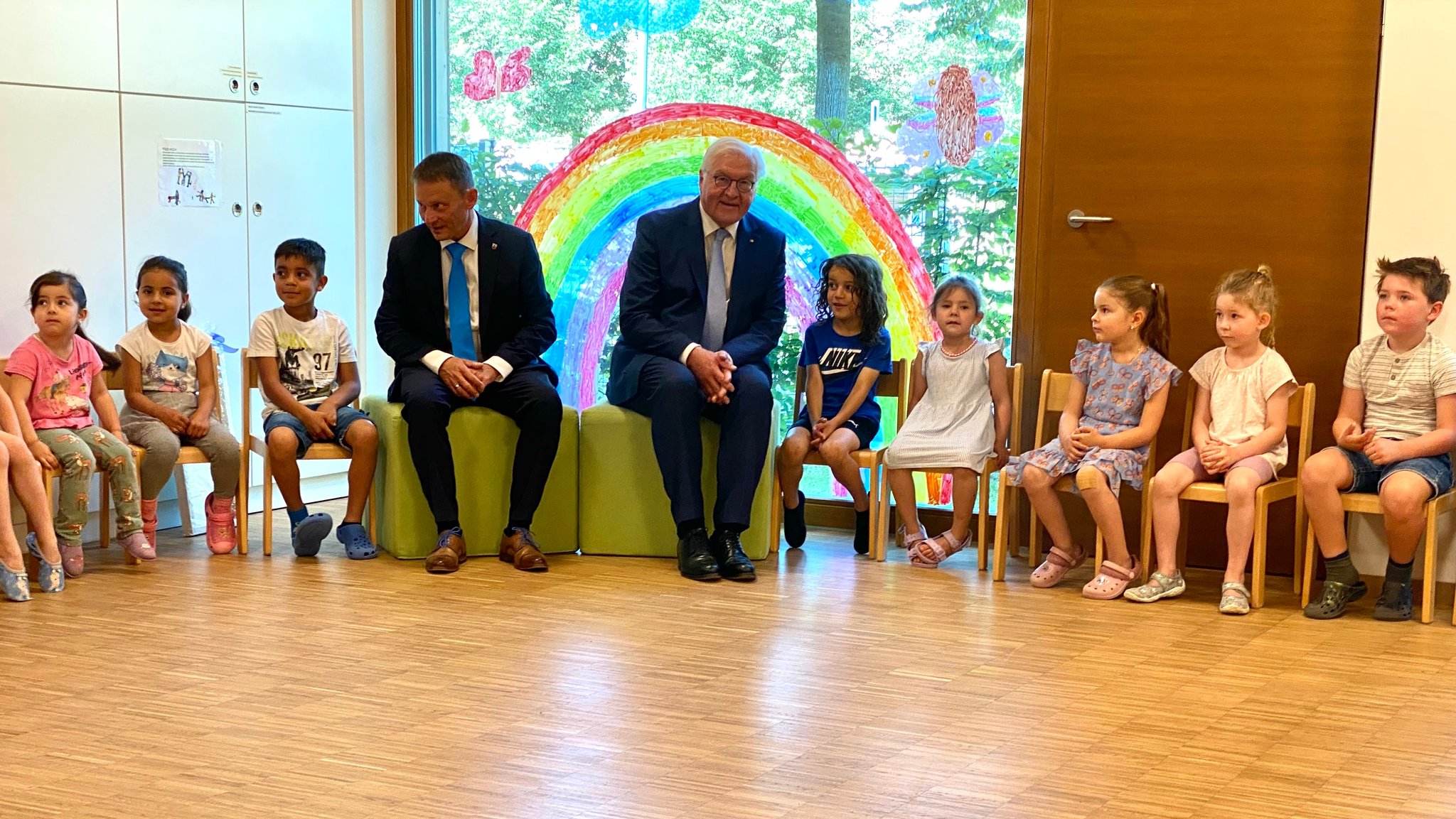 Bundespräsident Frank-Walter Steinmeier mit Weidener Kindergartenkindern.