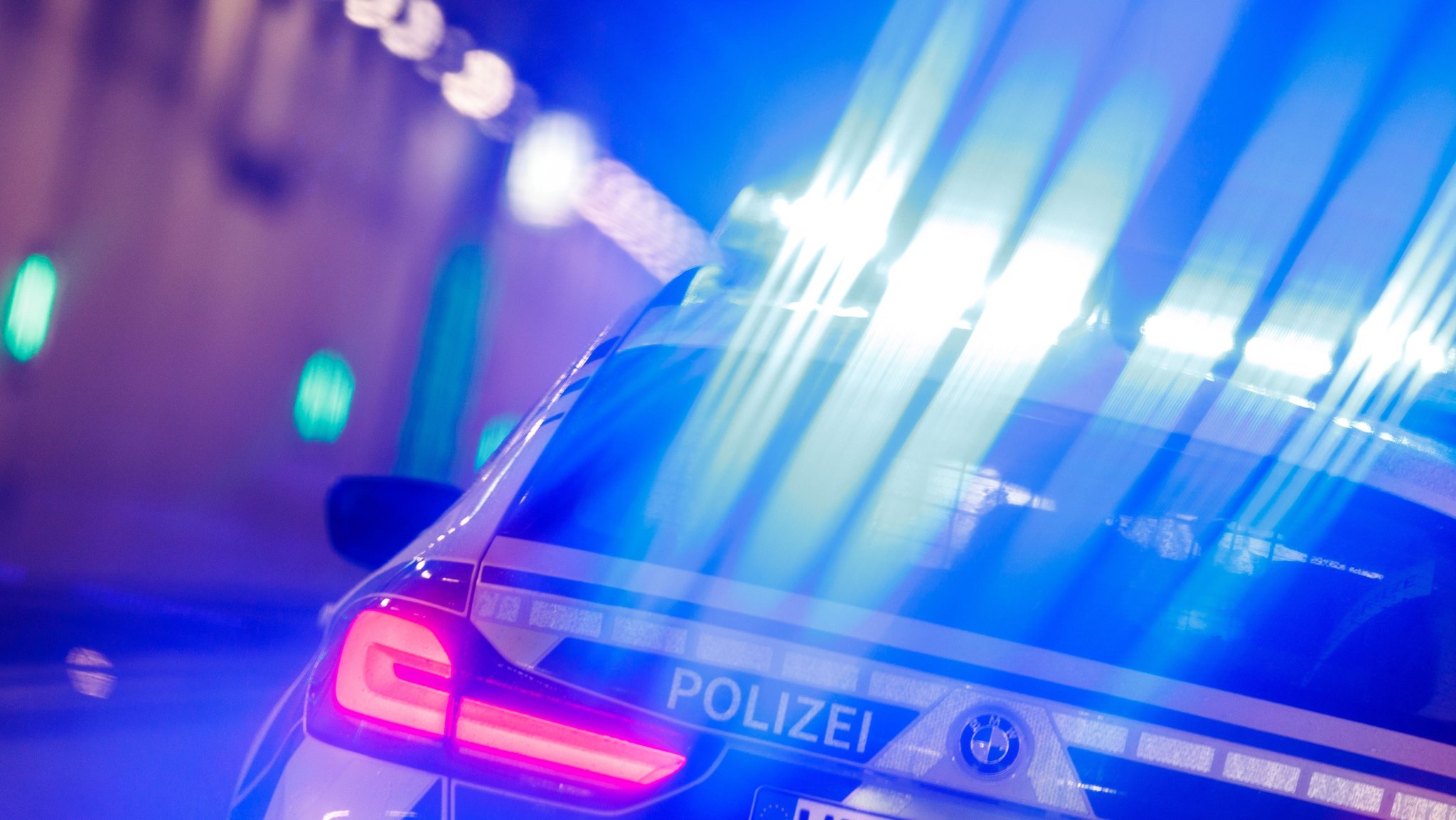 Mann bedroht Ehefrau mit Waffe – Frau flüchtet mit Kindern