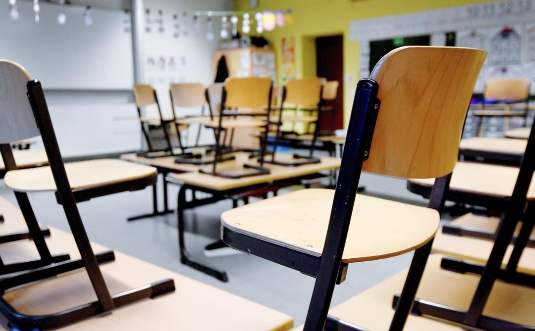 (Symbolbild) Leeres Klassenzimmer mit hochgestellten Stühlen 