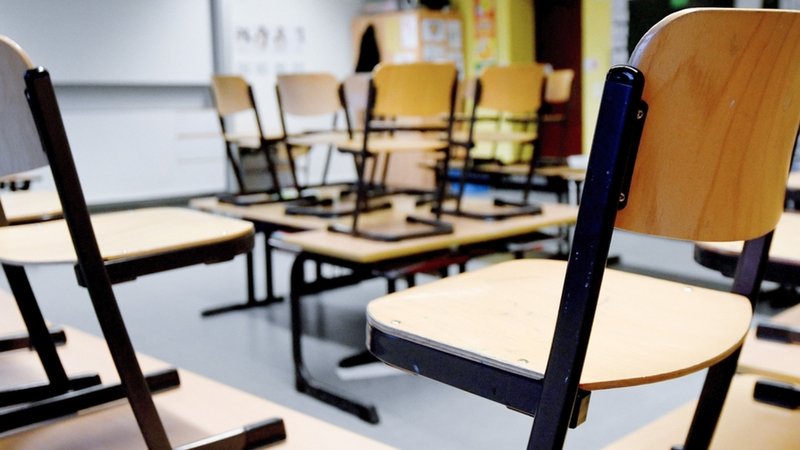 (Symbolbild) Leeres Klassenzimmer mit hochgestellten Stühlen | Bild: dpa-Bildfunk/Caroline SeidSeidel-Dißmannel (Symbolbild) Leeres Klassenzimmer mit hochgestellten Stühlen