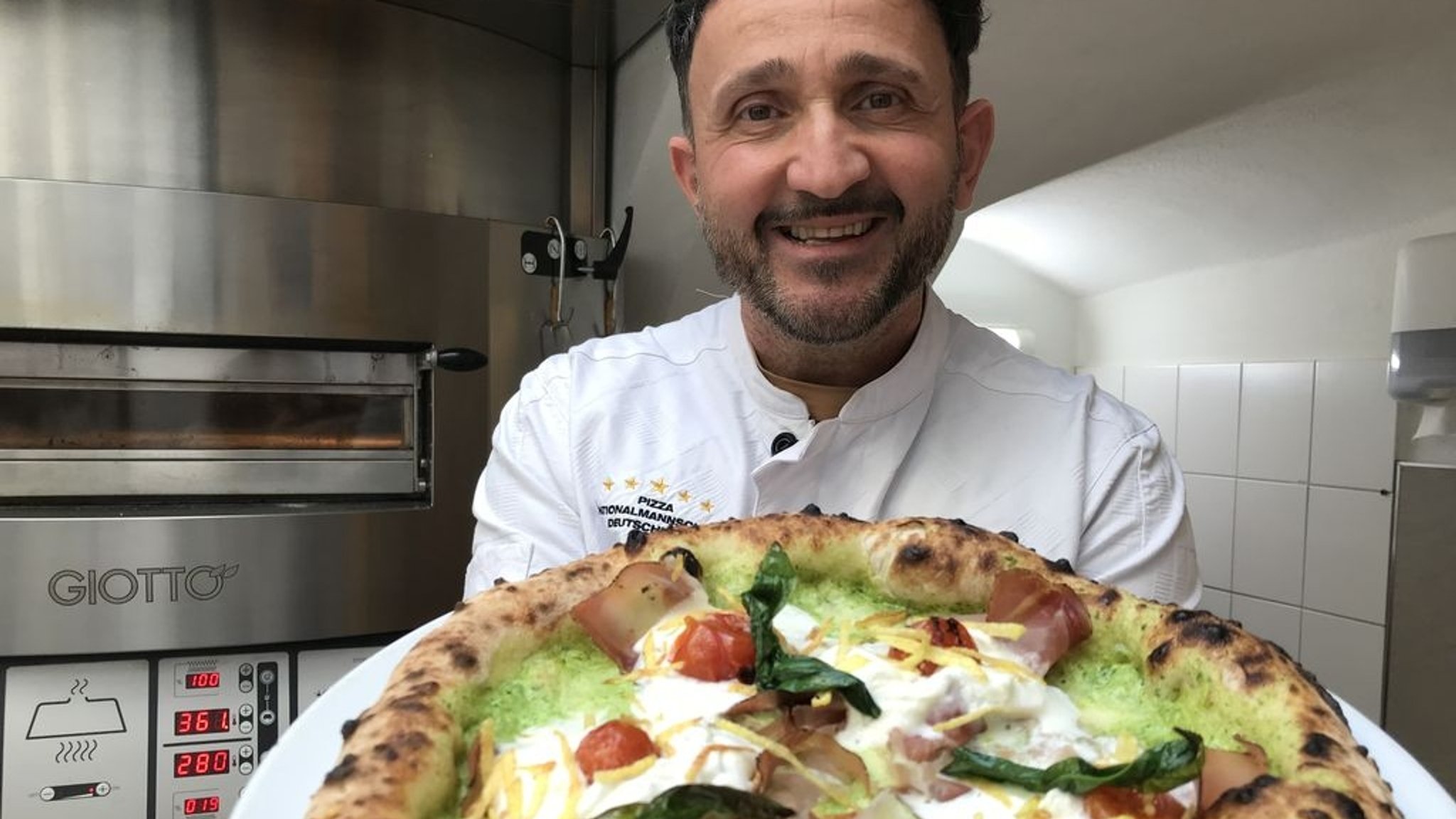 Massimo Passariello und seine Sieger-Pizza mit Bärlauch-Pesto,  Schinken, Büffelmozzarella-Creme, karamellisierten Tomaten und Kartoffel-Raspeln