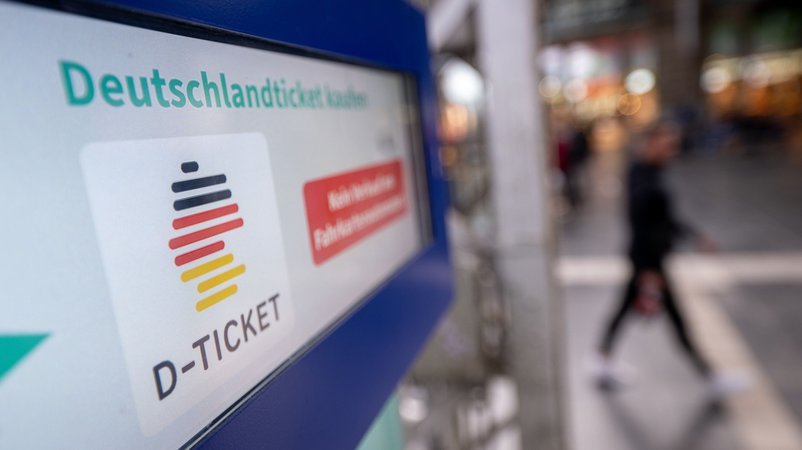 Ein Hinweis für das Deutschlandticket steht auf einem Fahrkartenautomaten in Frankfurt am Main (Archivbild) | Bild: dpa-Bildfunk/Sebastian Gollnow Ein Hinweis für das Deutschlandticket steht auf einem Fahrkartenautomaten in Frankfurt am Main (Archivbild)