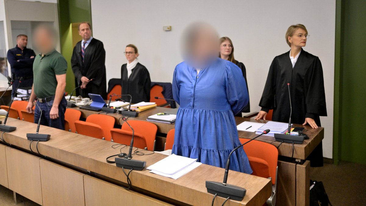Die Angeklagte Andrea Tandler (3.v.r) steht zu Prozessbeginn an ihrem Platz im Gerichtssaal vor ihren beiden Anwältinnen Cheyenne Blum (2.v.r) und Sabine Stetter (r). Andrea Tandler und ihr Partner (2.v.l), zwei Schlüsselfiguren der Maskenaffäre in Bayern, müssen sich wegen steuerrechtlicher Vorwürfe vor dem Landgericht München I verantworten.