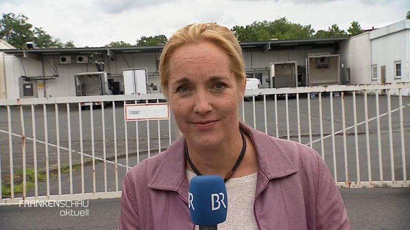 BR-Korrespondentin Katrin Küx vor dem Schlachthof in Aschaffenburg.