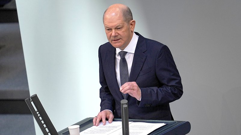 Bundeskanzler Olaf Scholz (SPD), spricht in der Generaldebatte im Plenum im Bundestag.