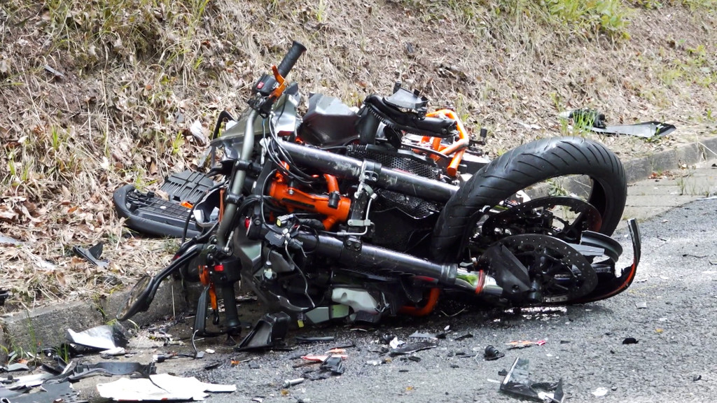 Zwei Motorradfahrer nach Frontalzusammenstoß tot
