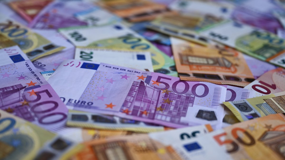 #Faktenfuchs: So viel Geld zahlt Deutschland ans Ausland
