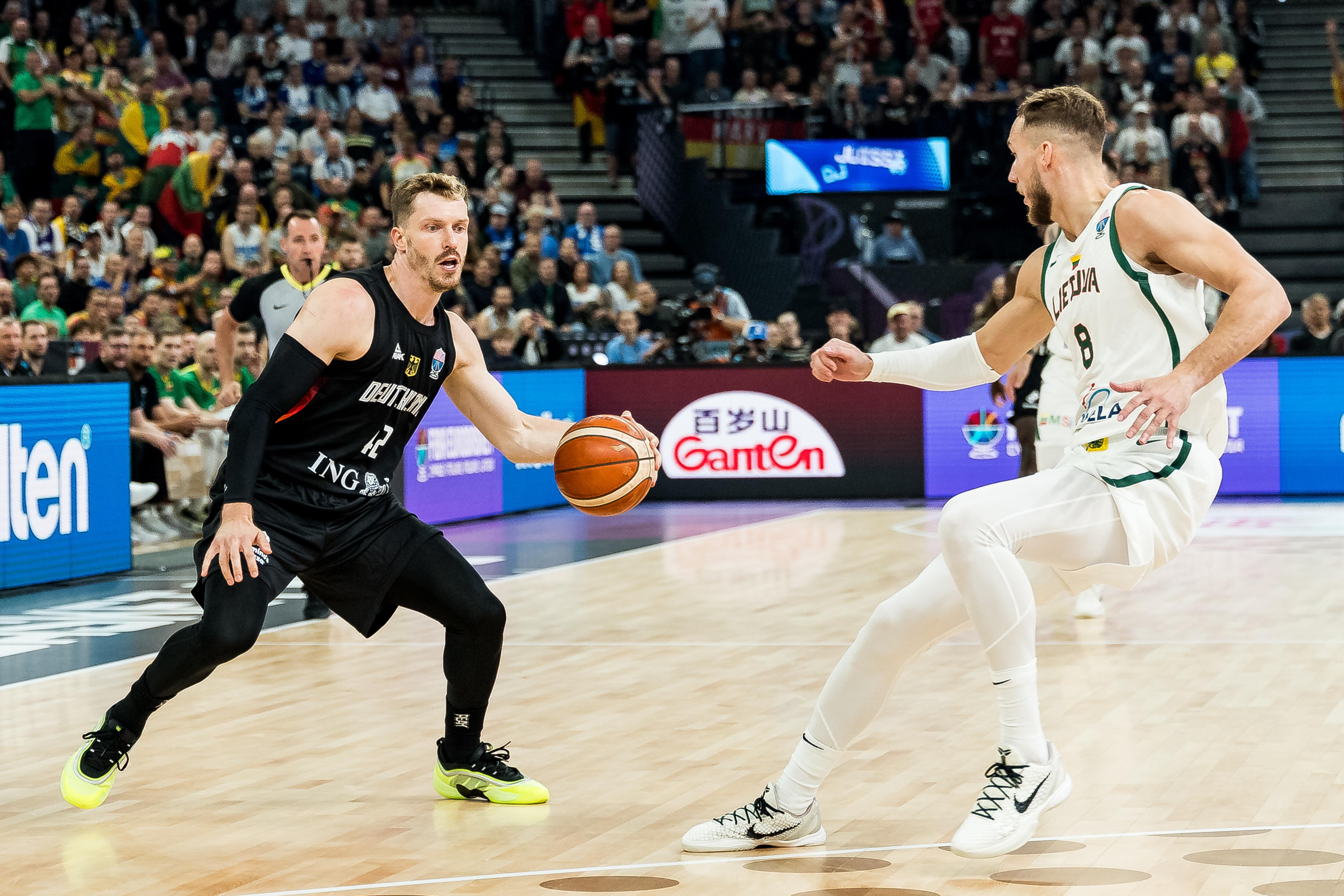 Andreas Obst (.) in der EM-Partie gegen Litauen