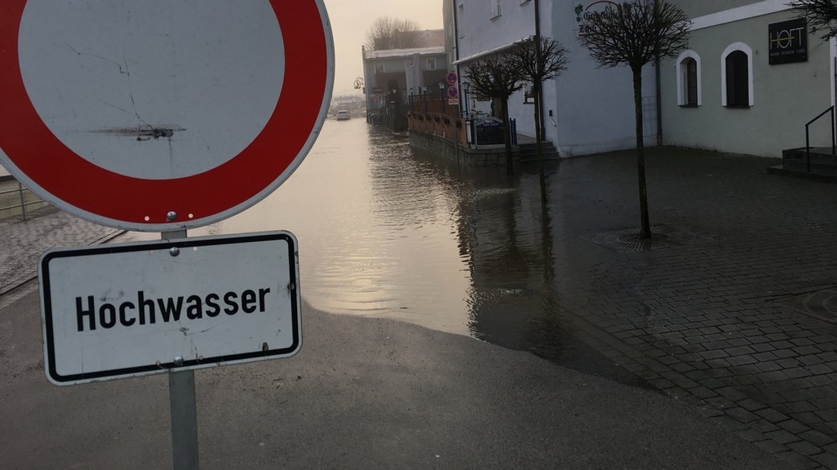 Hochwasser wie hier in Ostbayern 2018 verursachen oft enorme Schäden und Kosten an Haus und Hof. Eine Elementarschaden-Versicherung kann helfen. 