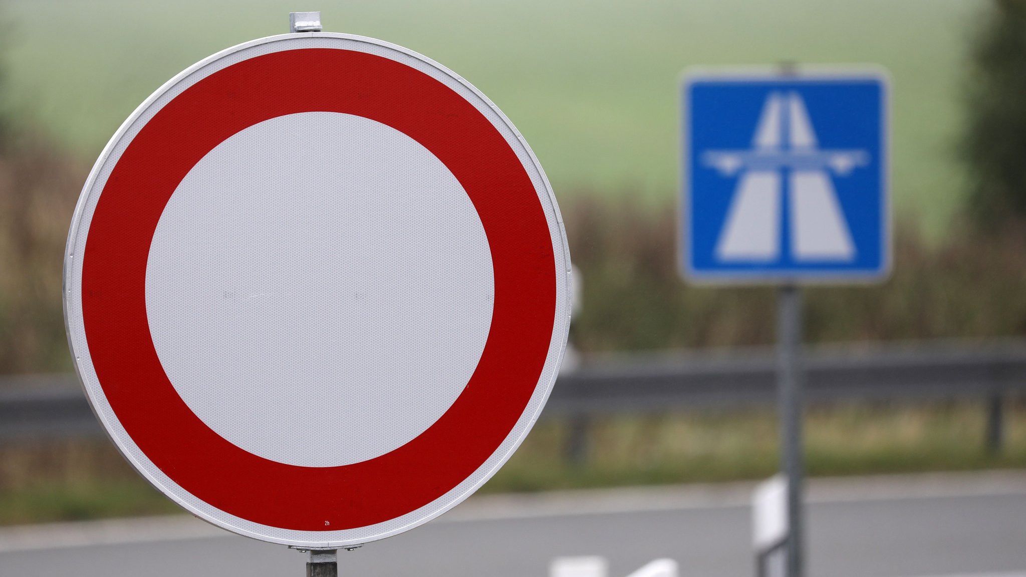 (Symbolbild) Hinweis-Schilder für eine Sperre auf der Autobahn.