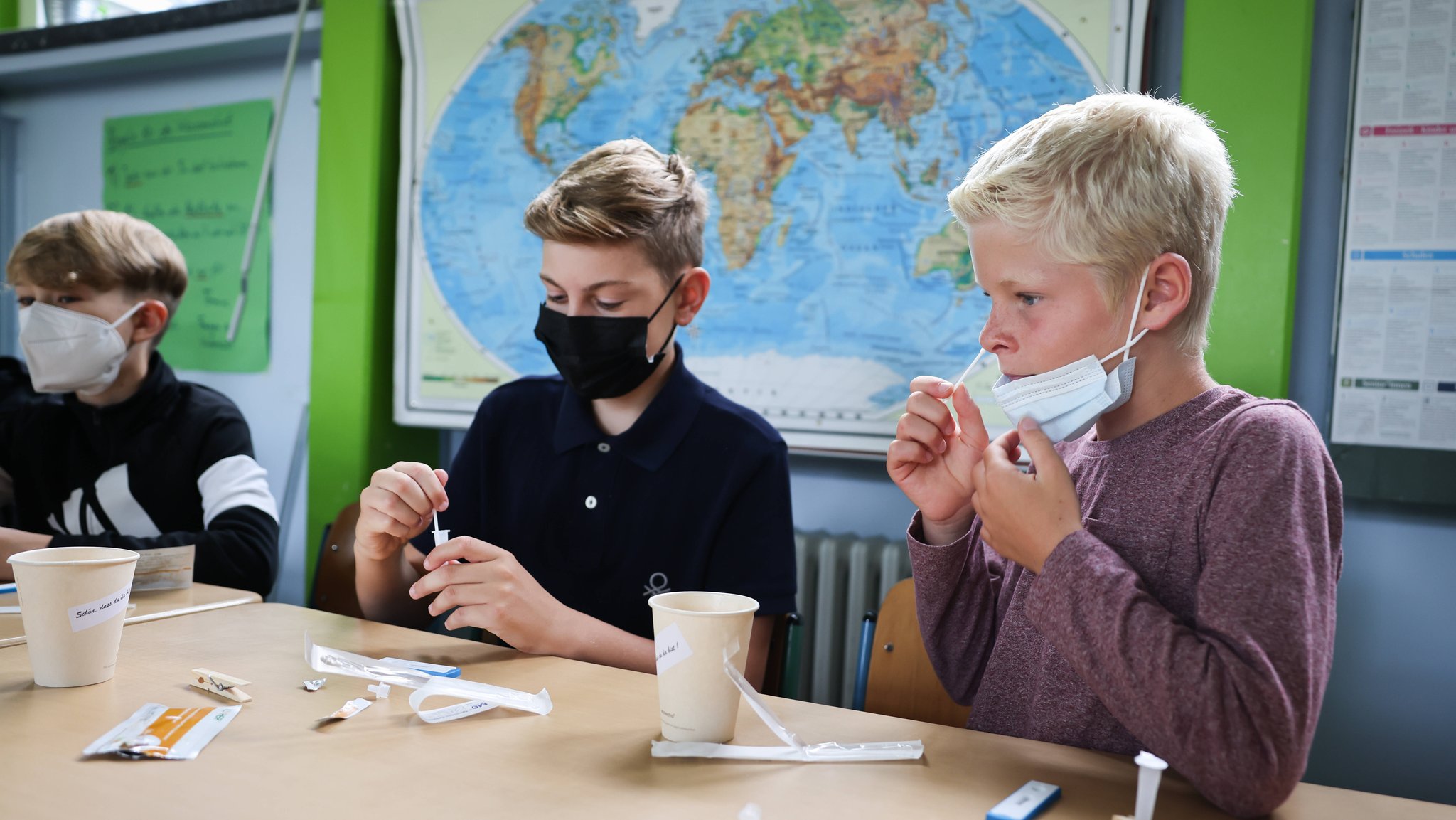 Schüler der 6. Klasse machen einen Corona-Schnelltest im Klassenzimmer am ersten Schultag nach den Ferien. Kinderarzt warnt: Darum sollte es keine Corona-Partys für Kinder geben (Symbolbild).