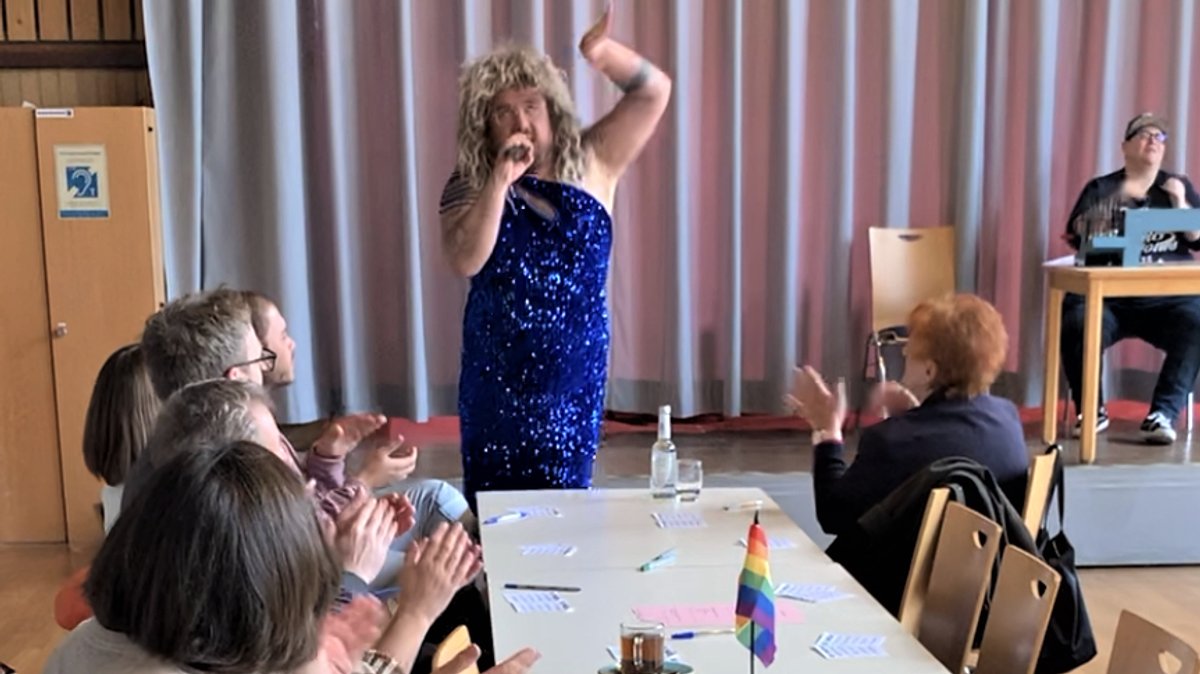 Gegen die Einsamkeit: Bingo-Nachmittag für queere Senioren