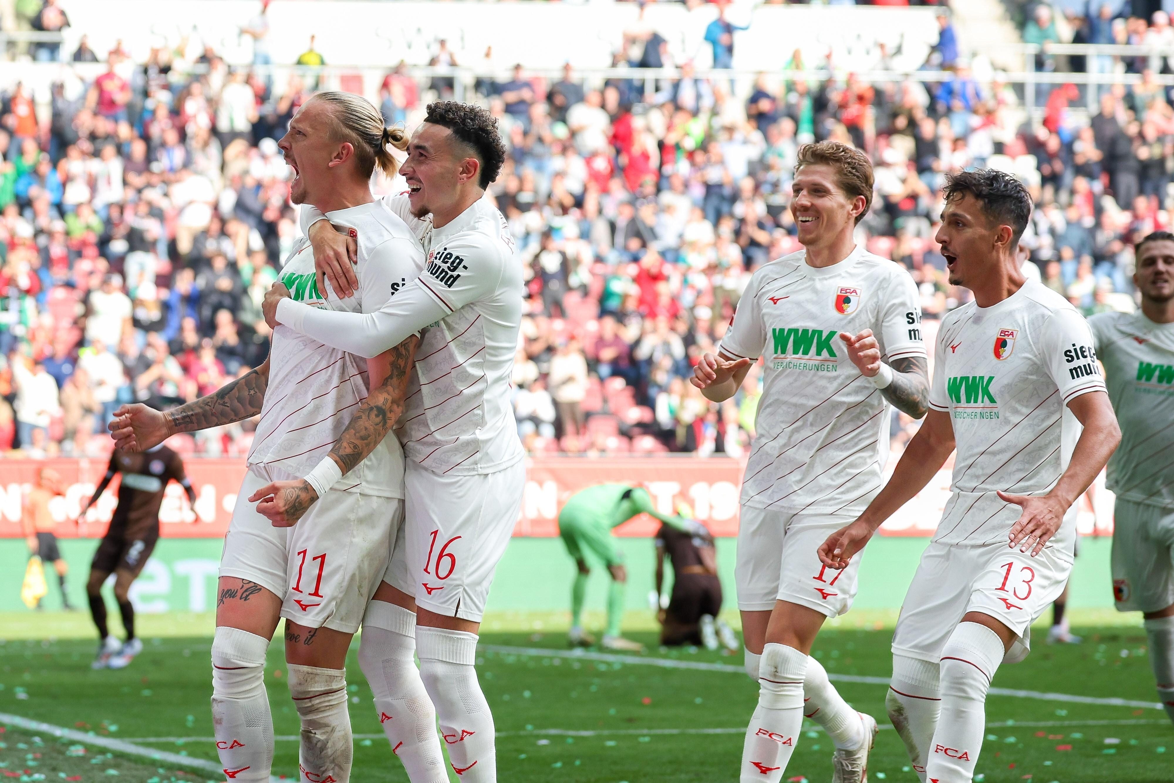Marius Wolf, Ruben Vargas, Kristijan Jakic und Dimitrios Giannoulis (v. links) bejubeln den Augsburger Führungstreffer.