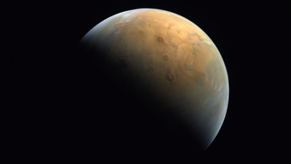 Erstes Foto der Sonde Hope vom Mars.