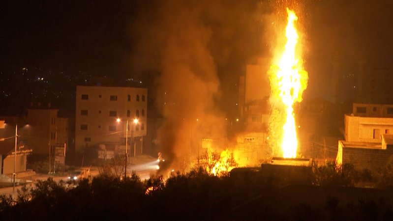 Israelische Siedler haben nach einem tödlichen Anschlag auf zwei Israelis im Westjordanland Häuser von Palästinensern in Brand gesteckt.