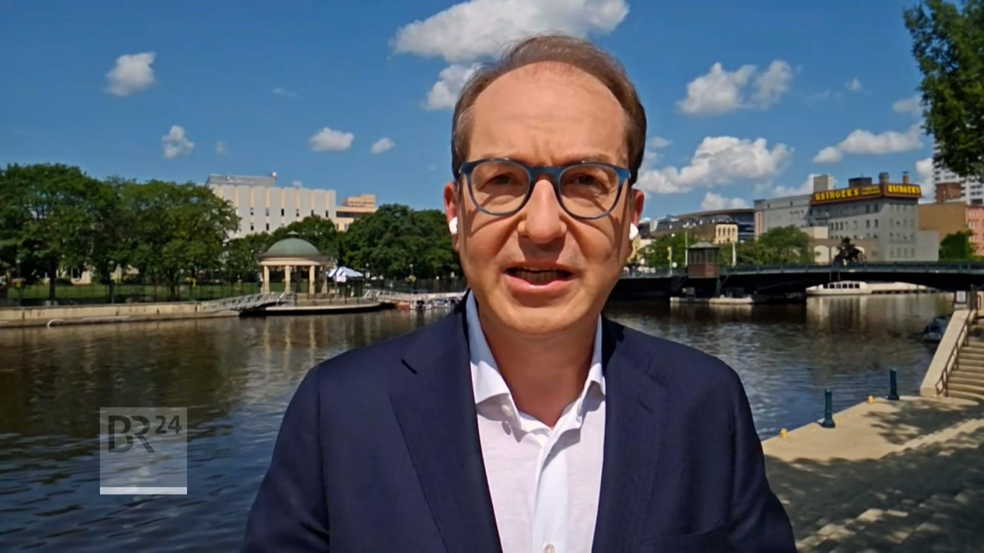 CSU-Landesgruppenchef Alexander Dobrindt im Gespräch.