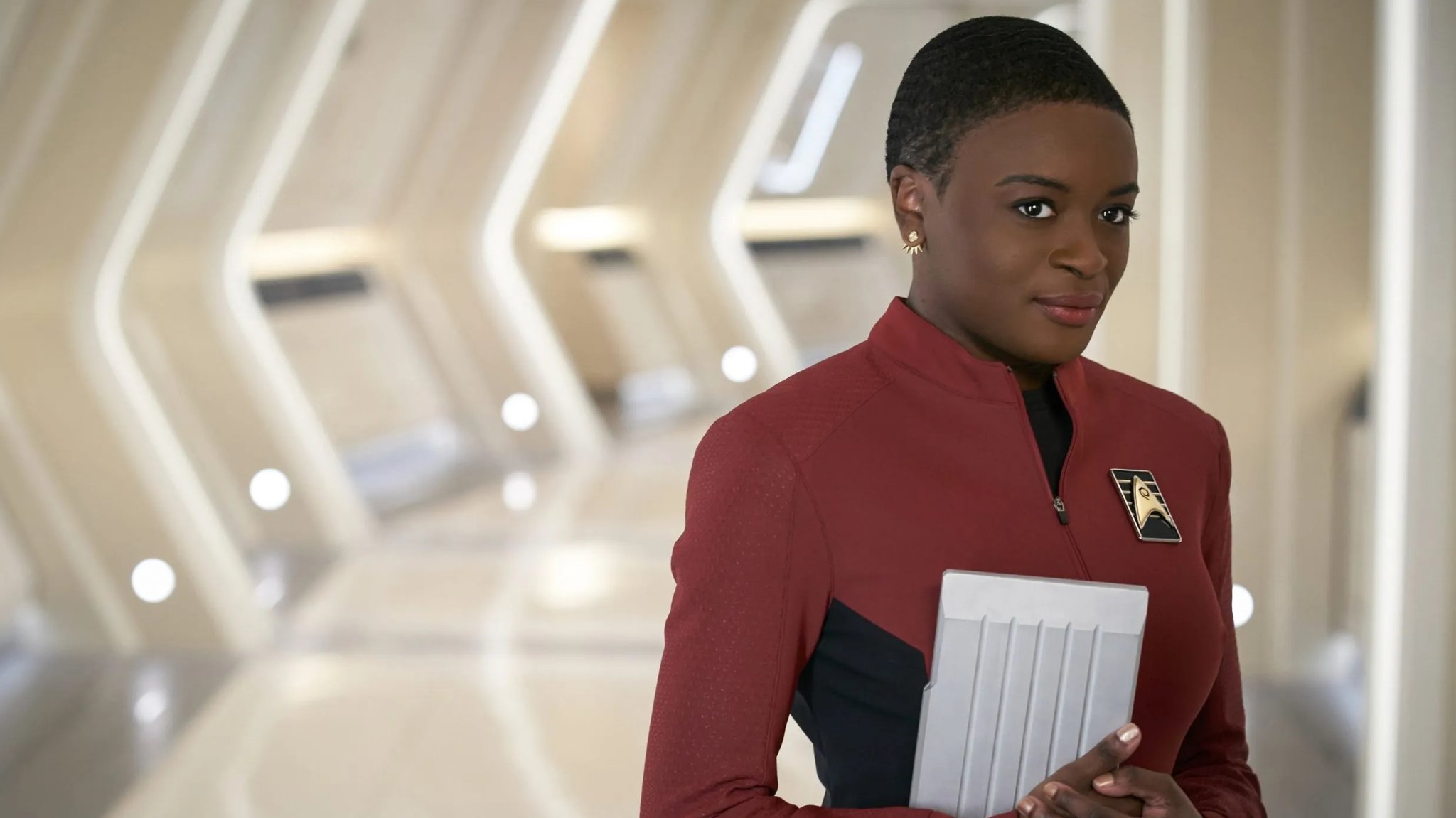 Kadettin Uhura auf dem Raumschiff Enterprise in einem weißen Gang