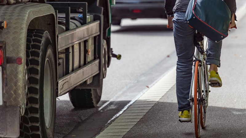 Ein Radfahrer neben Fahrzeugen (Symbolbild) | Bild: stock.adobe.com/Kara Ein Radfahrer neben Fahrzeugen (Symbolbild)