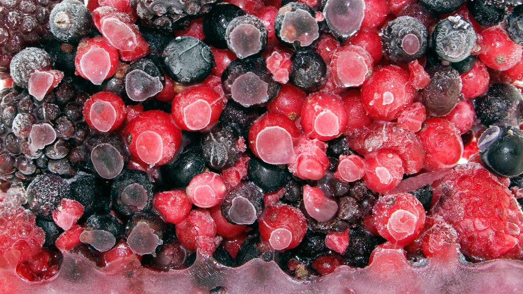Eingefrorene Beeren in einer durchsichtigen Tüte