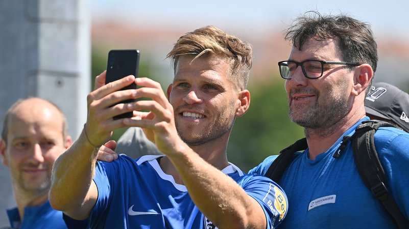 Florian Niederlechner beim Auftakttraining | Bild: picture alliance / SvenSimon | Frank Hoermann/SVEN SIMON Florian Niederlechner beim Auftakttraining