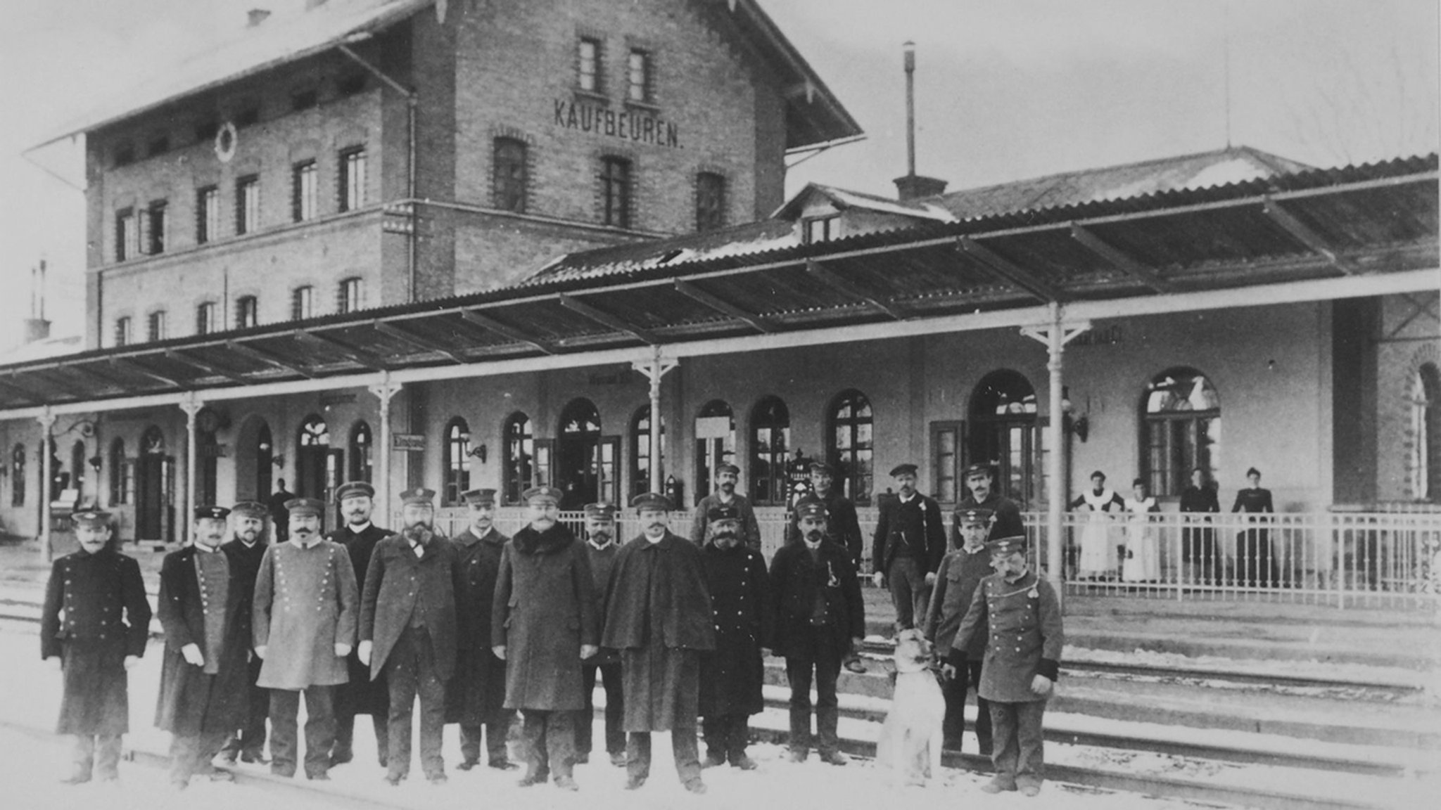 Der Kaufbeurer Bahnhof im Jahr 1902 mit Personal. Das Gebäude wurde 1978 abgerissen und durch einen eingeschossigen Flachdachbau ersetzt.