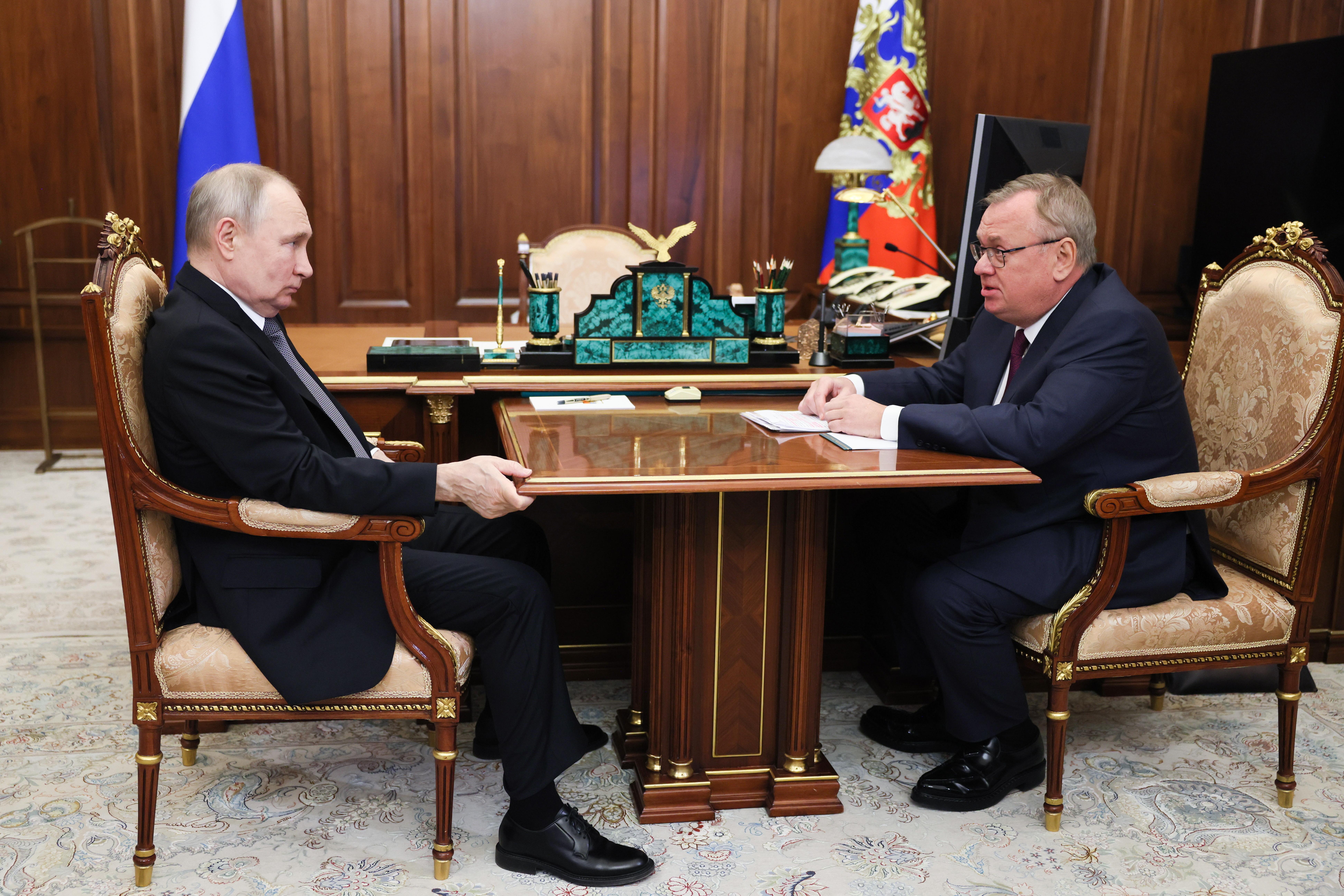 Der Bank-Chef an einem Beistelltisch im Kreml 