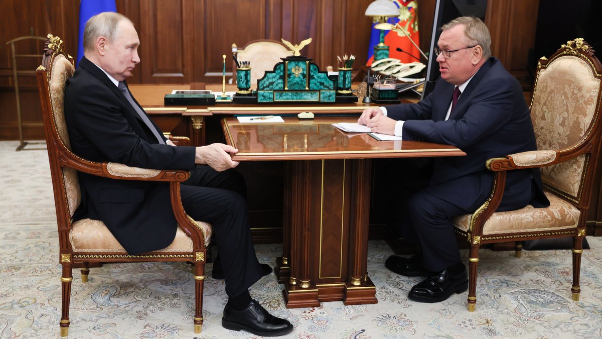Der Bank-Chef an einem Beistelltisch im Kreml 