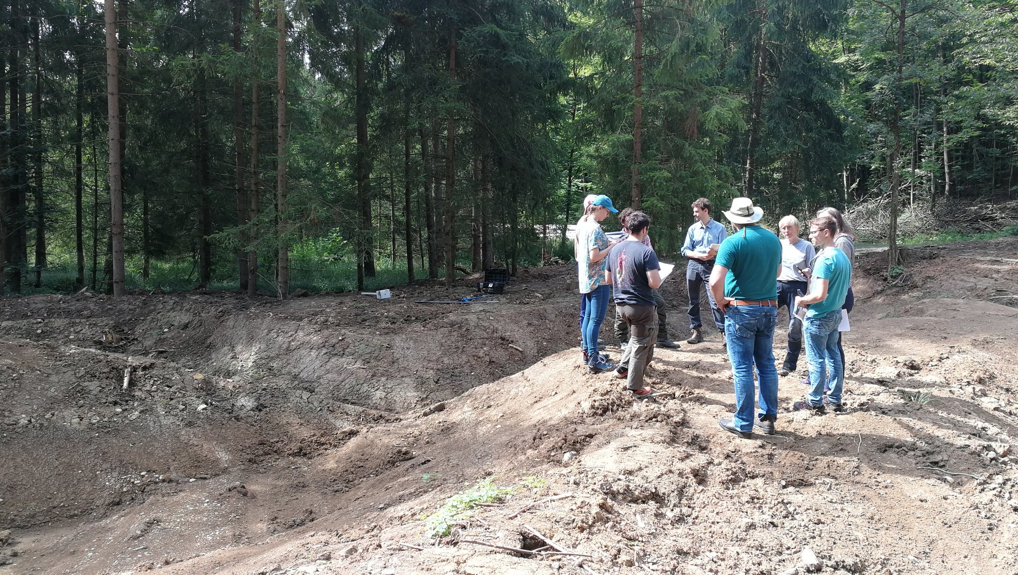 Studenten der Geographie am Wasserrückhaltebecken