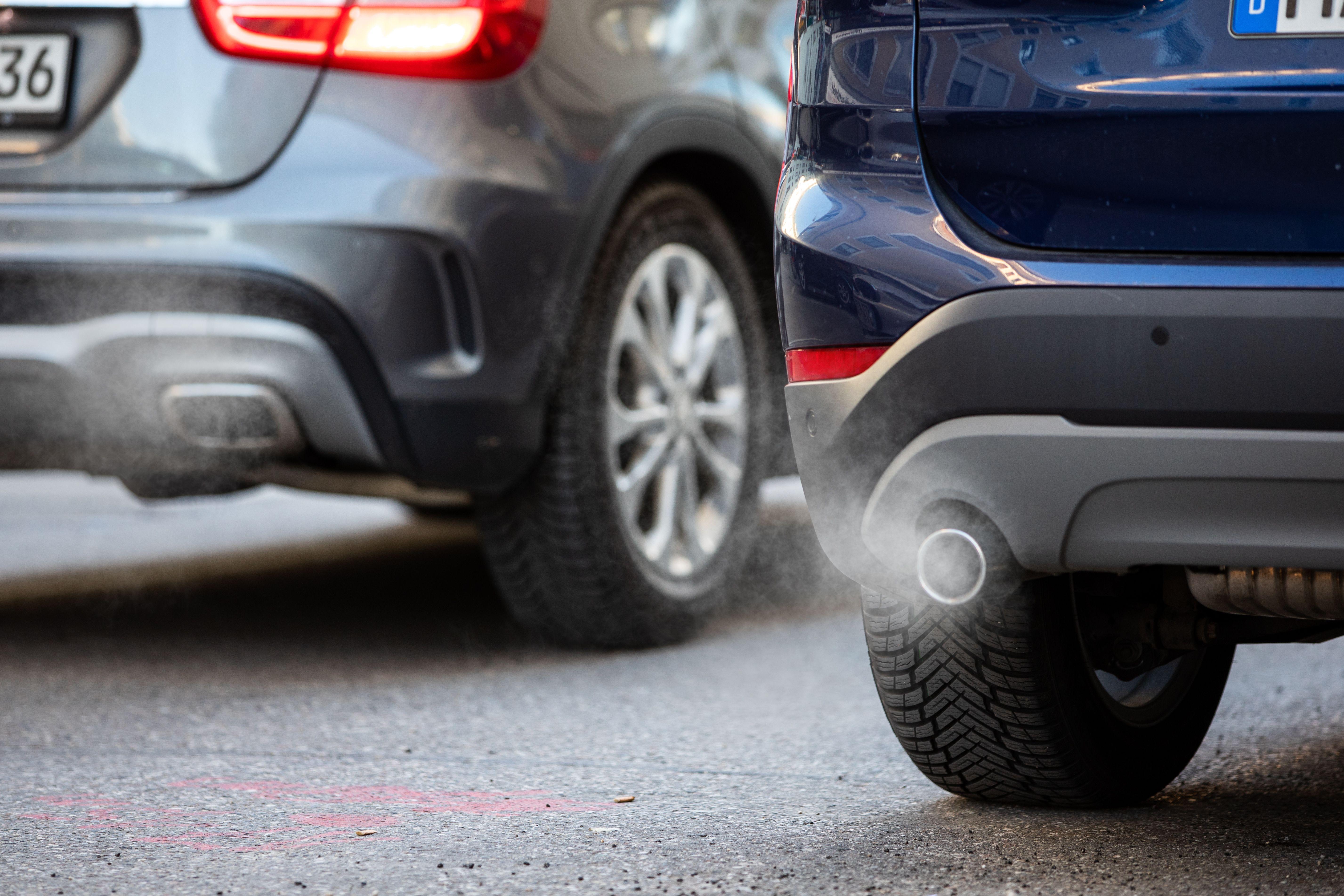 Auspuffrohre zweier Verbrenner