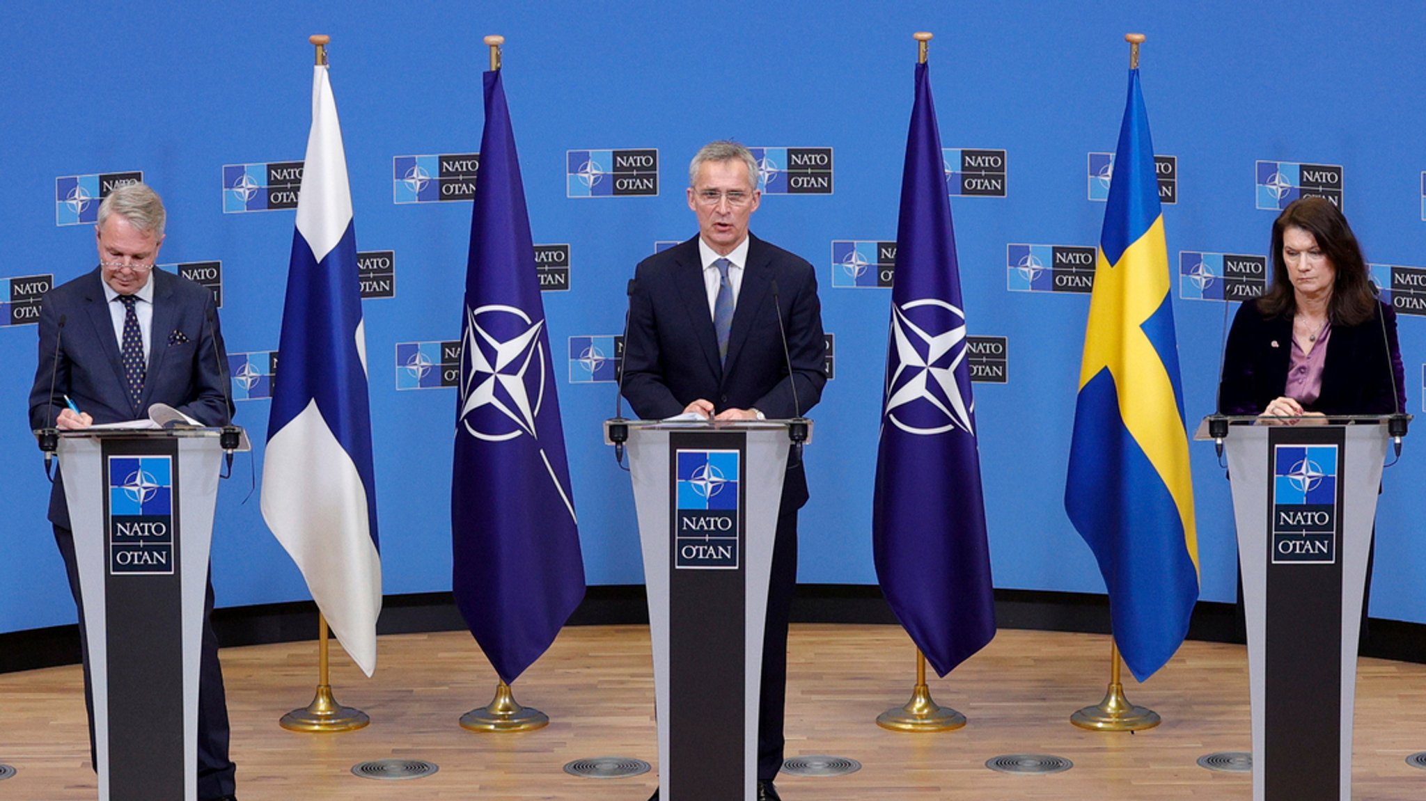 Jens Stoltenberg (M), Nato-Generalsekretär, nimmt an einer Pressekonferenz mit Pekka Haavisto (l), Außenminister von Finnland, und Ann Linde, Außenministerin von Schweden, im Nato-Hauptquartier teil (Archivbild)